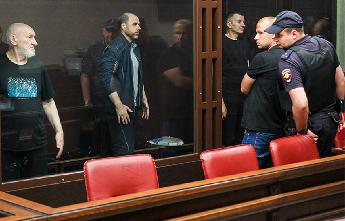 Обвинувачені у вбивстві «Мотороли» та замаху на Захарченка під час засідання суду. Фото: ТАРС