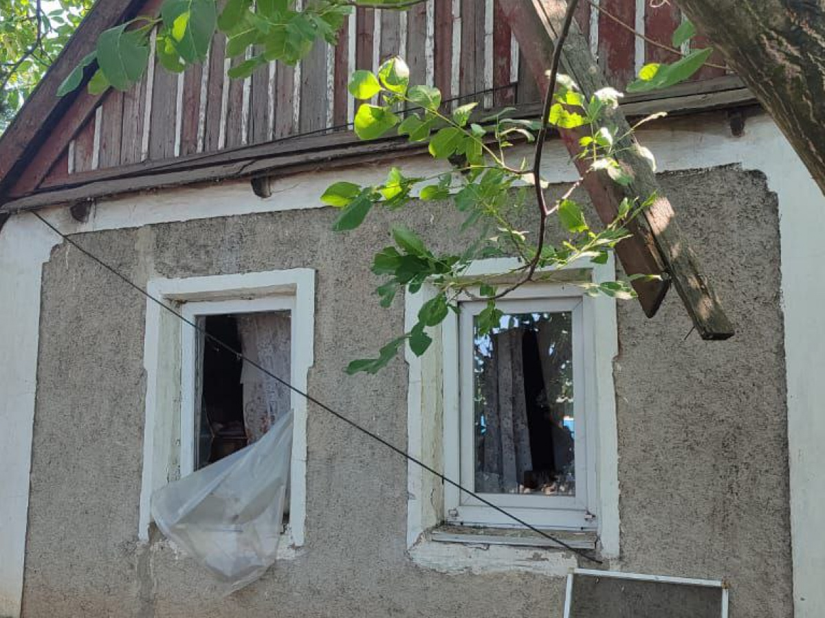 Наслідки обстрілу одного з населених пунктів Донецької області російськими військовими. Фото: ОВА