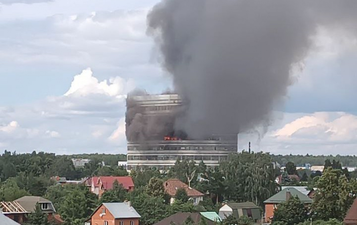 У Росії пожежа охопила великий НДІ. Фото: Baza