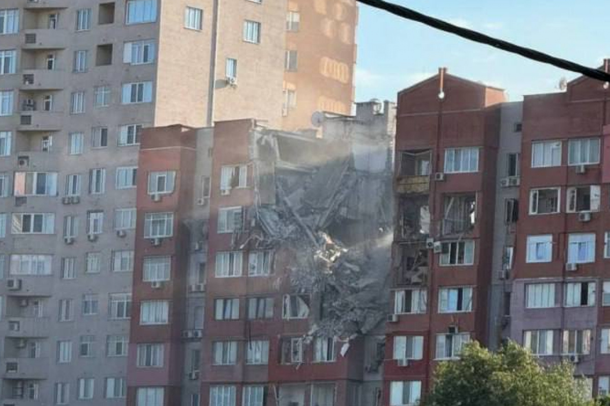 Російський удар по Дніпру: зруйновано кілька поверхів житлового будинку