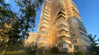 Пожар в Оболонском районе Киева из-за падения обломков ракет. Фото: ГСЧС