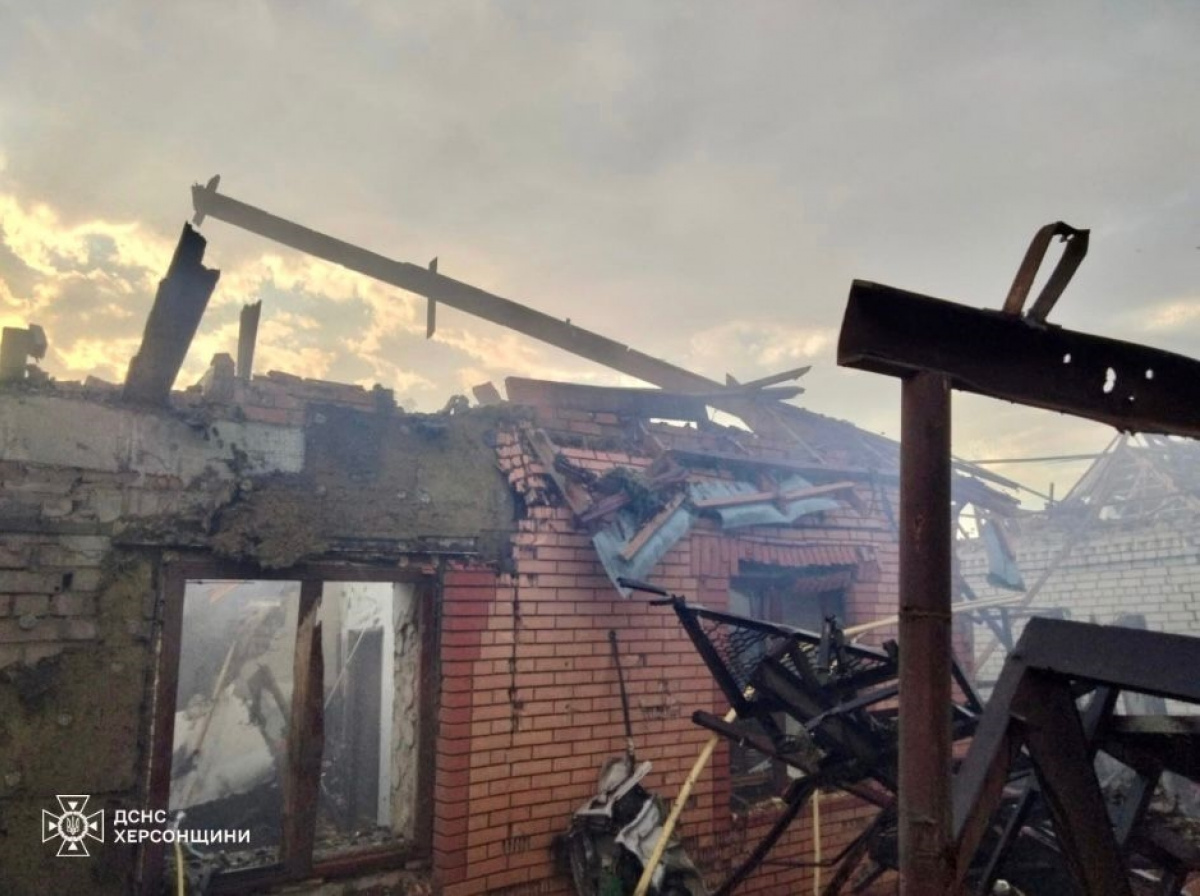 Поврежденное жилье из-за обстрелов РФ в Херсонской обл. Фото: ГСЧС Украины