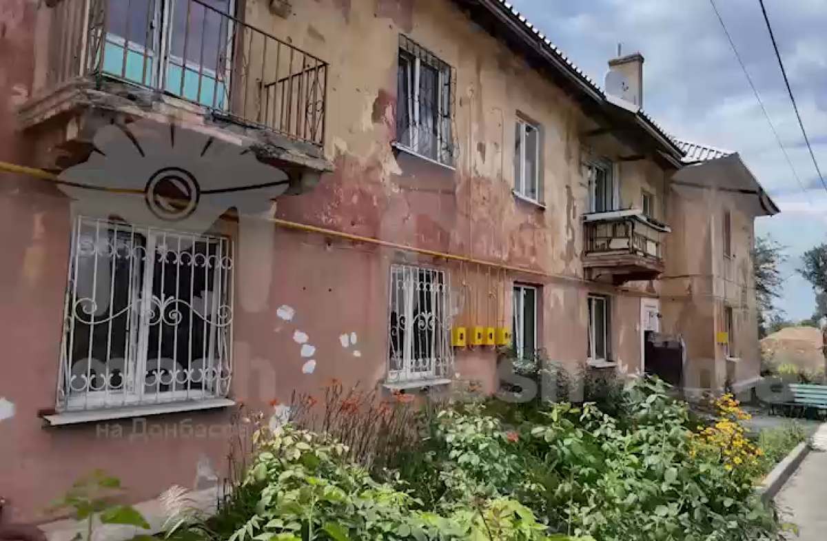 Заброшенный строителями дом в Лечебном переулке оккупированного Мариуполя. Фото: кадр с видео