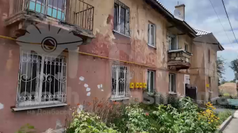 Заброшенный строителями дом в Лечебном переулке оккупированного Мариуполя. Фото: кадр с видео