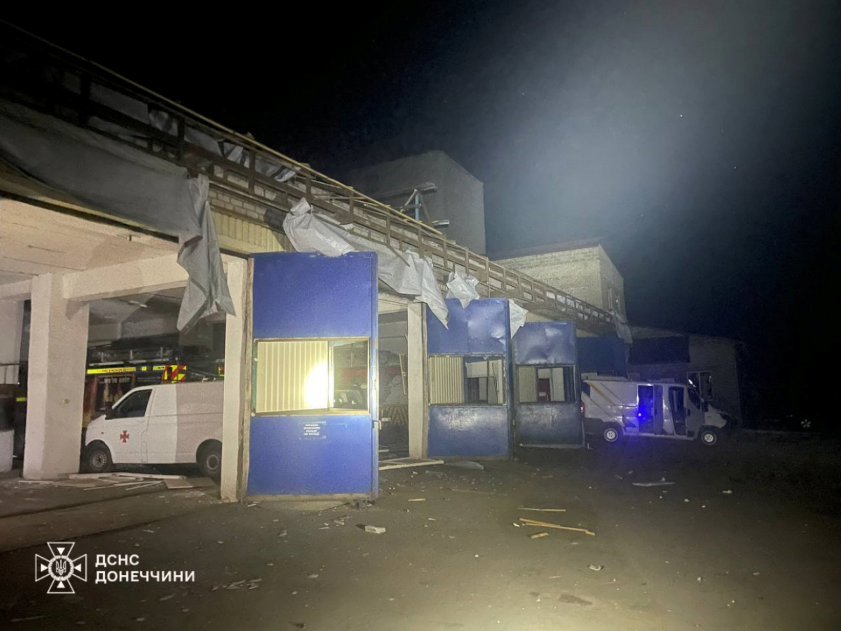 Авіаудар РФ повторно пошкодив пожежну частину у Селидовому. Фото: ДСНС Донецької області