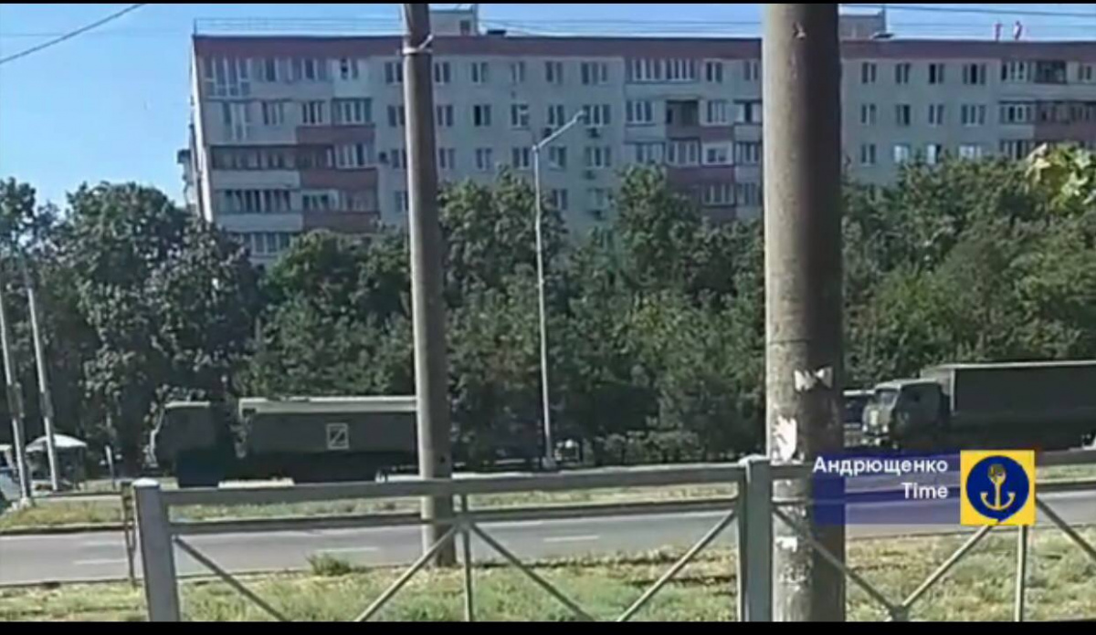 Росіяни продовжують перетворювати Маріуполь на військову базу. Фото: міськрада 