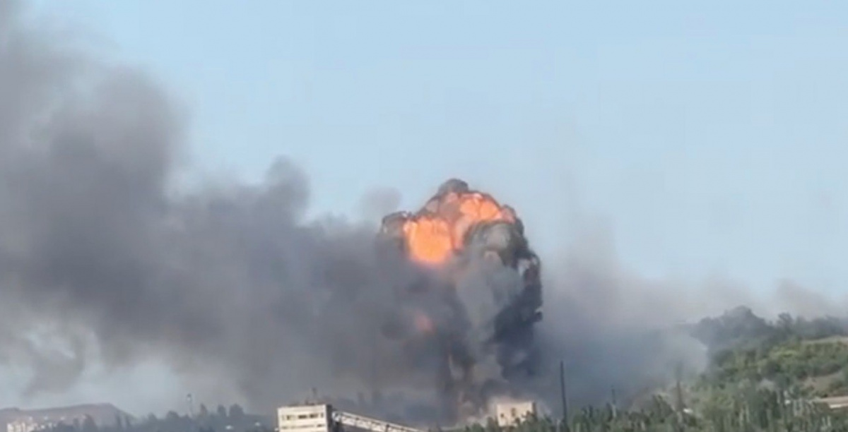Внаслідок обстрілу в Донецьку палає російський склад боєприпасів