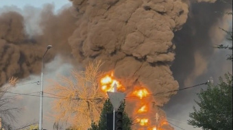 Внаслідок атаки дронів на нафтобазі у Волгоградській області РФ почалася сильна пожежа. Фото: V1.RU