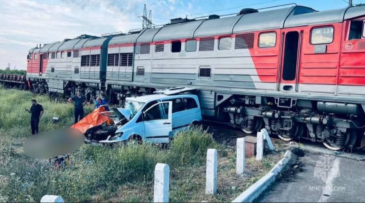 П'ятеро людей загинули внаслідок зіткнення мікроавтобуса та вантажного поїзда під окупованим Мелітополем Запорізької області. Фото: соцмережі