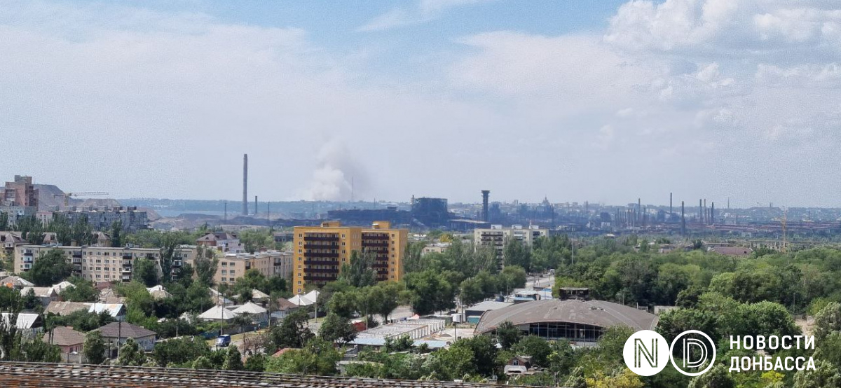 Дим після «прильоту» в окупованому Маріуполі. Фото: «Новини Донбасу»