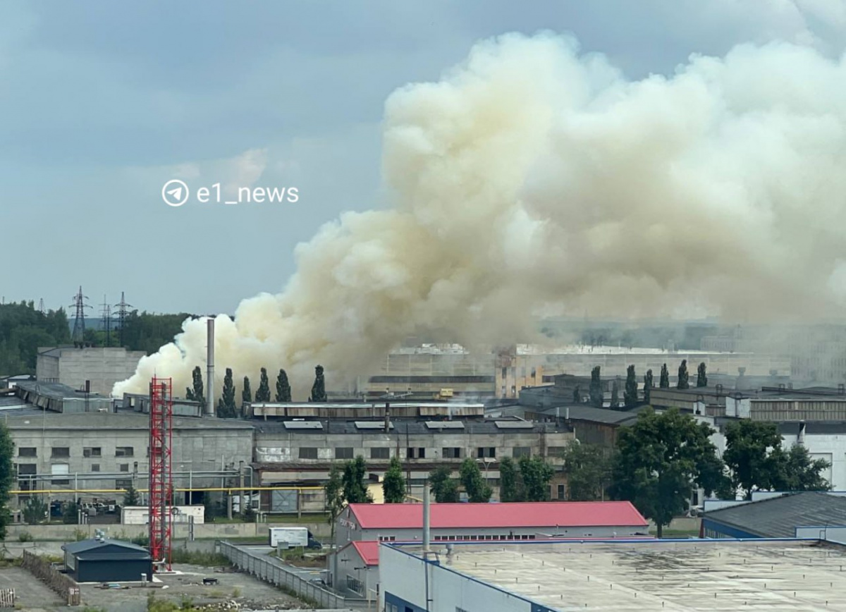 На военном заводе в российском Екатеринбурге бушует пожар. Фото: E1 News 