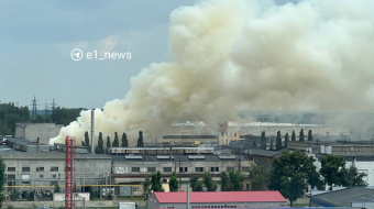 На військовому заводі в російському Єкатеринбурзі вирує пожежа. Фото: E1 News 