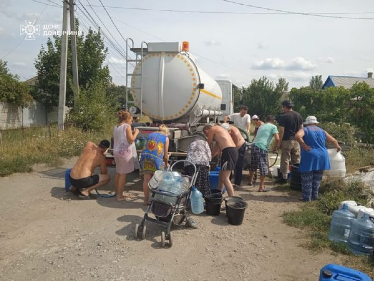 До Донецької області доставлено понад 130 тисяч літрів води: Фото: ДСНС 