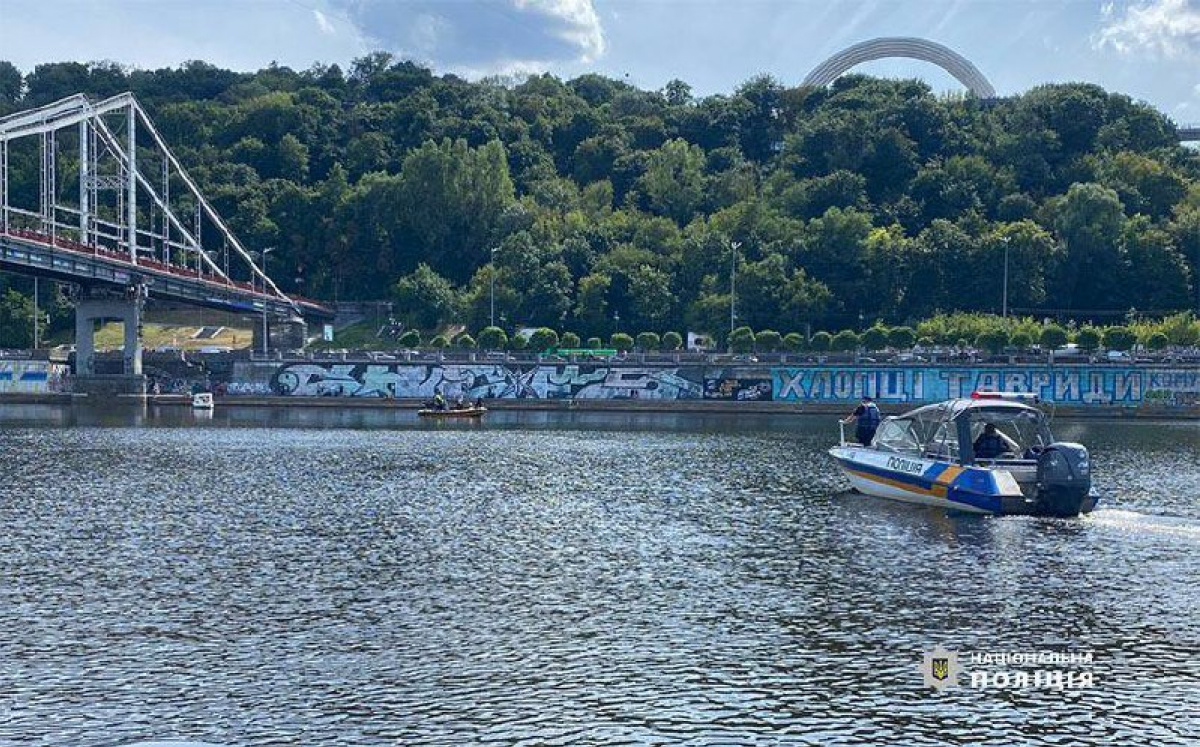 Наразі біля Пішохідного мосту триває пошуково-рятувальна операція. Фото: поліція