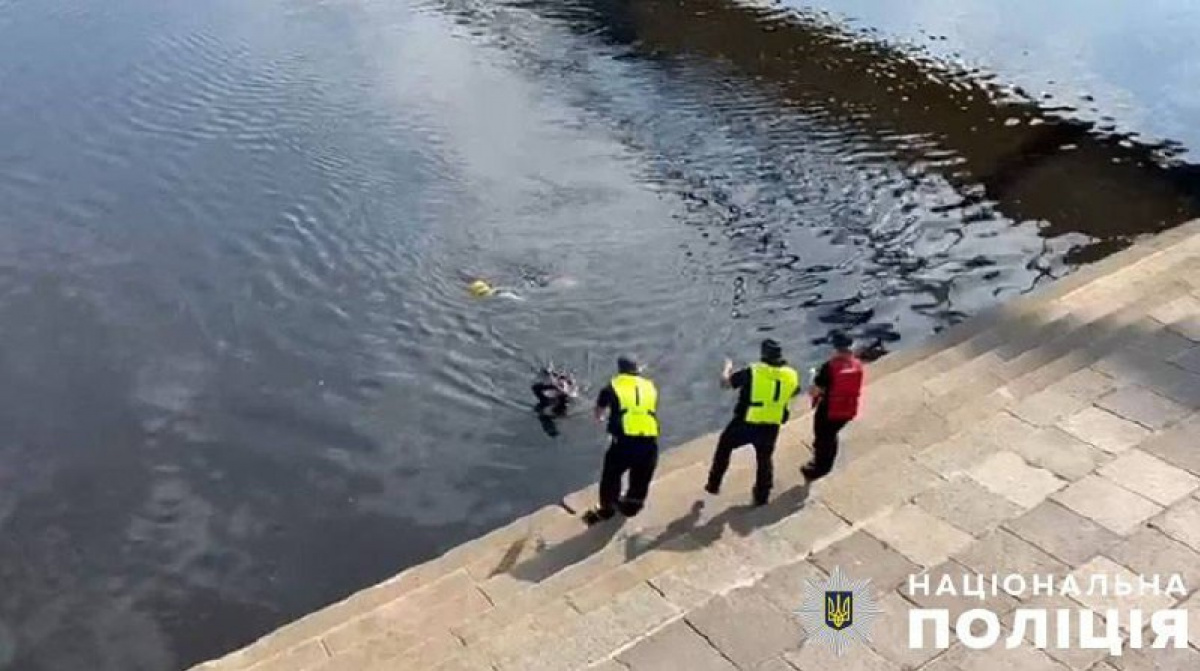 Из Днепра спасатели вытащили парня. Фото: полиция 