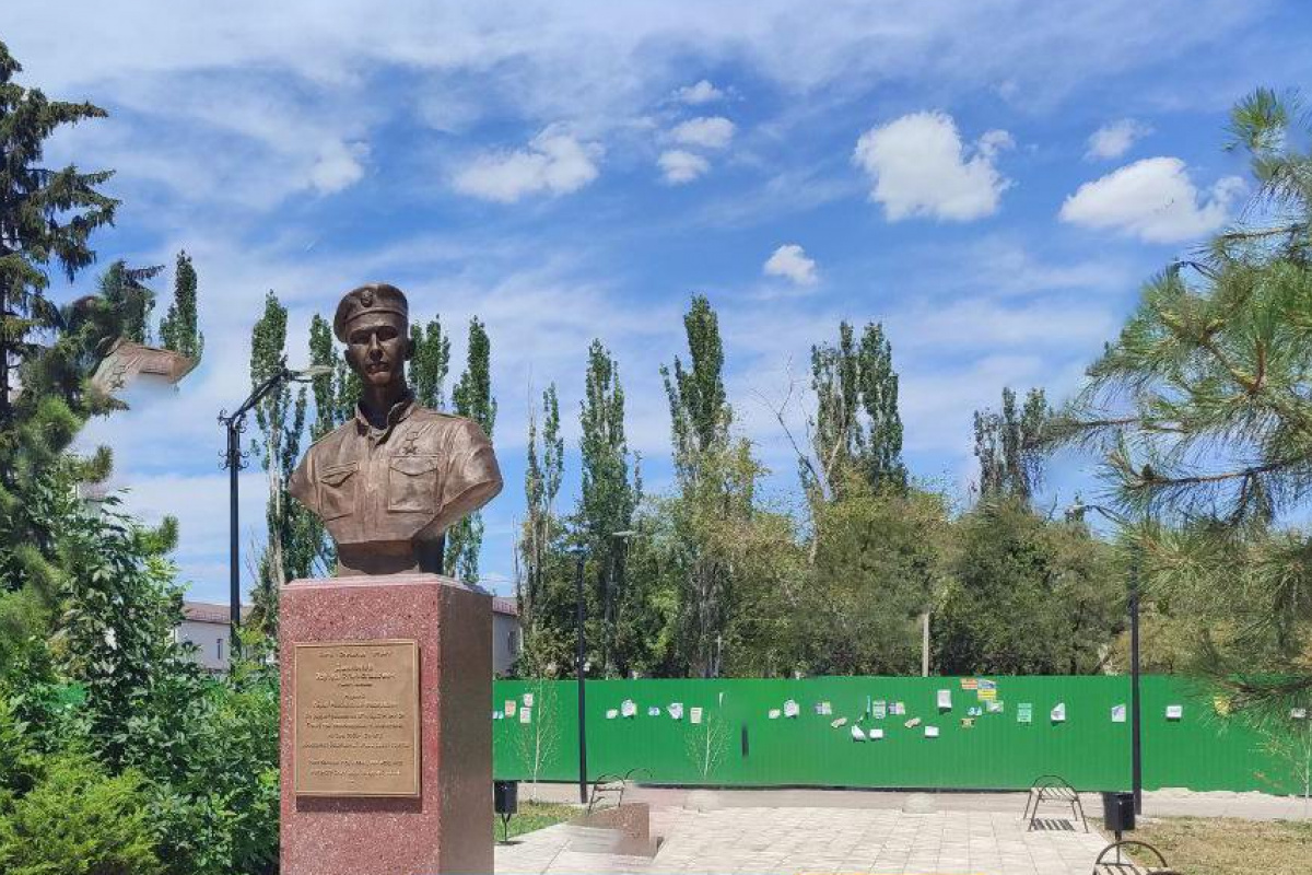 Памятник российскому военному, который убивал жителей Мариуполя. Фото: Мариупольский городской совет