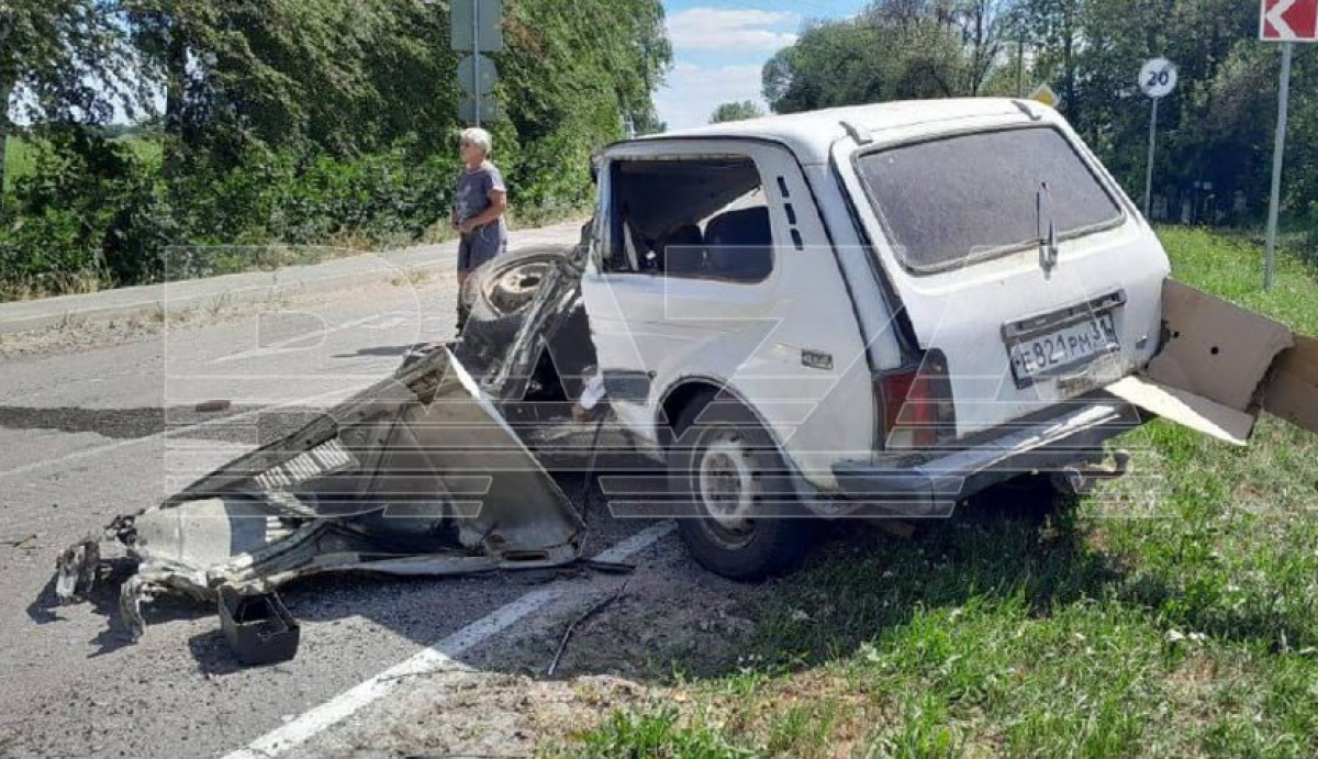 В Белгородской области России танк переехал «Ниву»: водитель скончался на месте. Фото: Baza