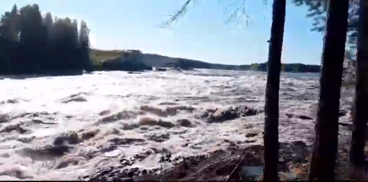 Прорыв дамбы в российской Карелии. Фото: кадр из видео