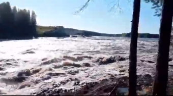 Прорыв дамбы в российской Карелии. Фото: кадр из видео