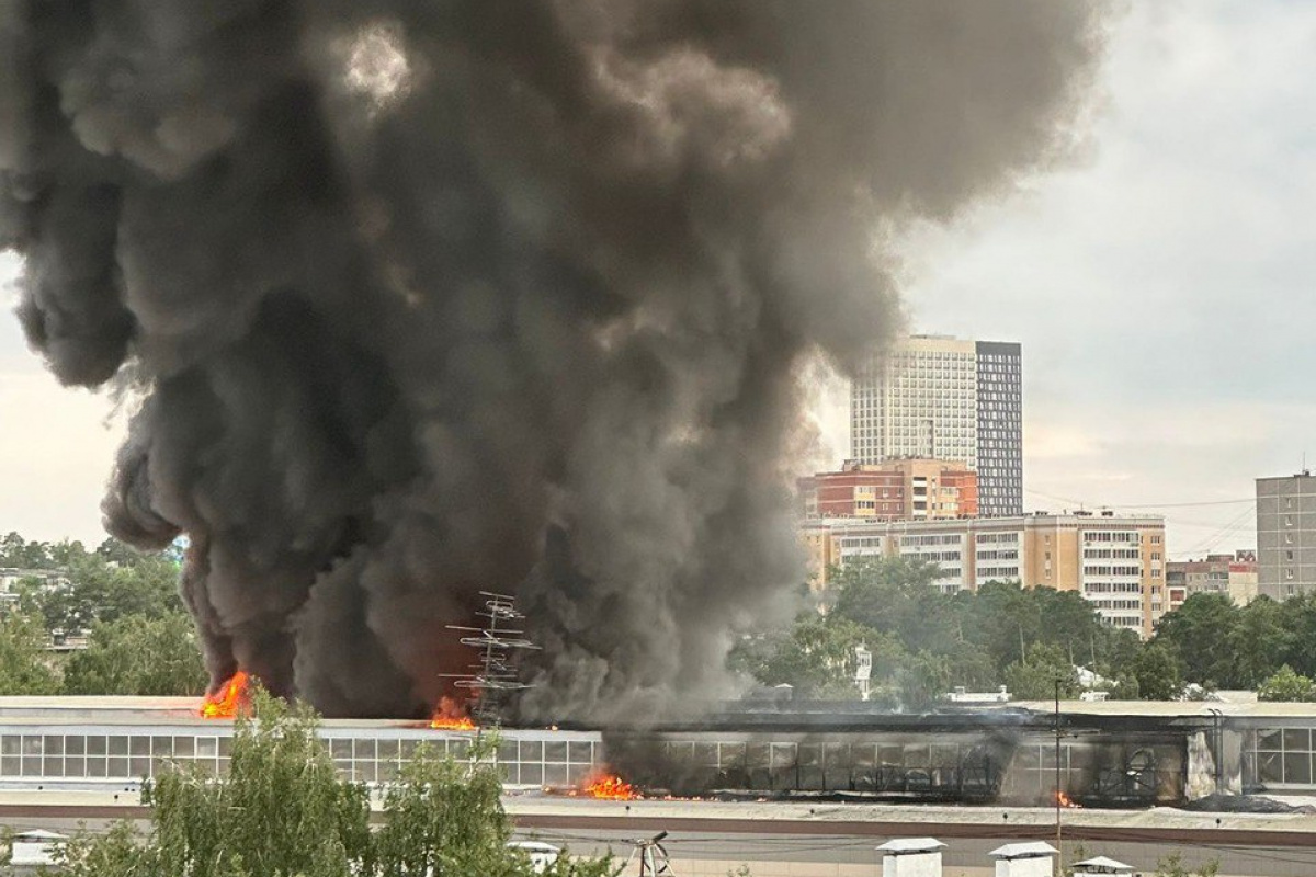 Масштабна пожежа на оборонному заводі у місті Єкатеринбург РФ. Фото: «РІА Новини»