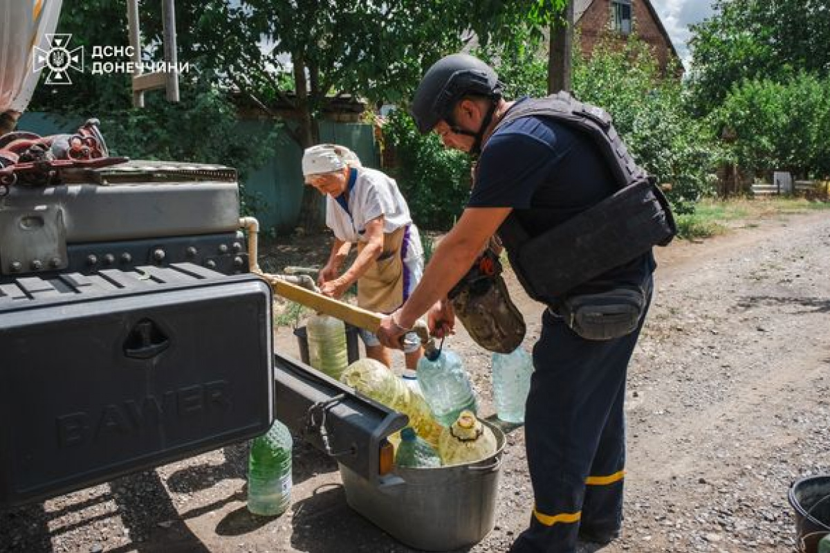 До Донецької області доставили воду. Фото: ДСНС 