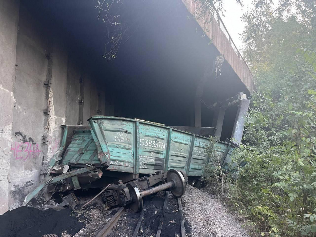 В Кривом Роге грузовой поезд сошёл с рельсов. Фото: ХДніпро/Тelegram