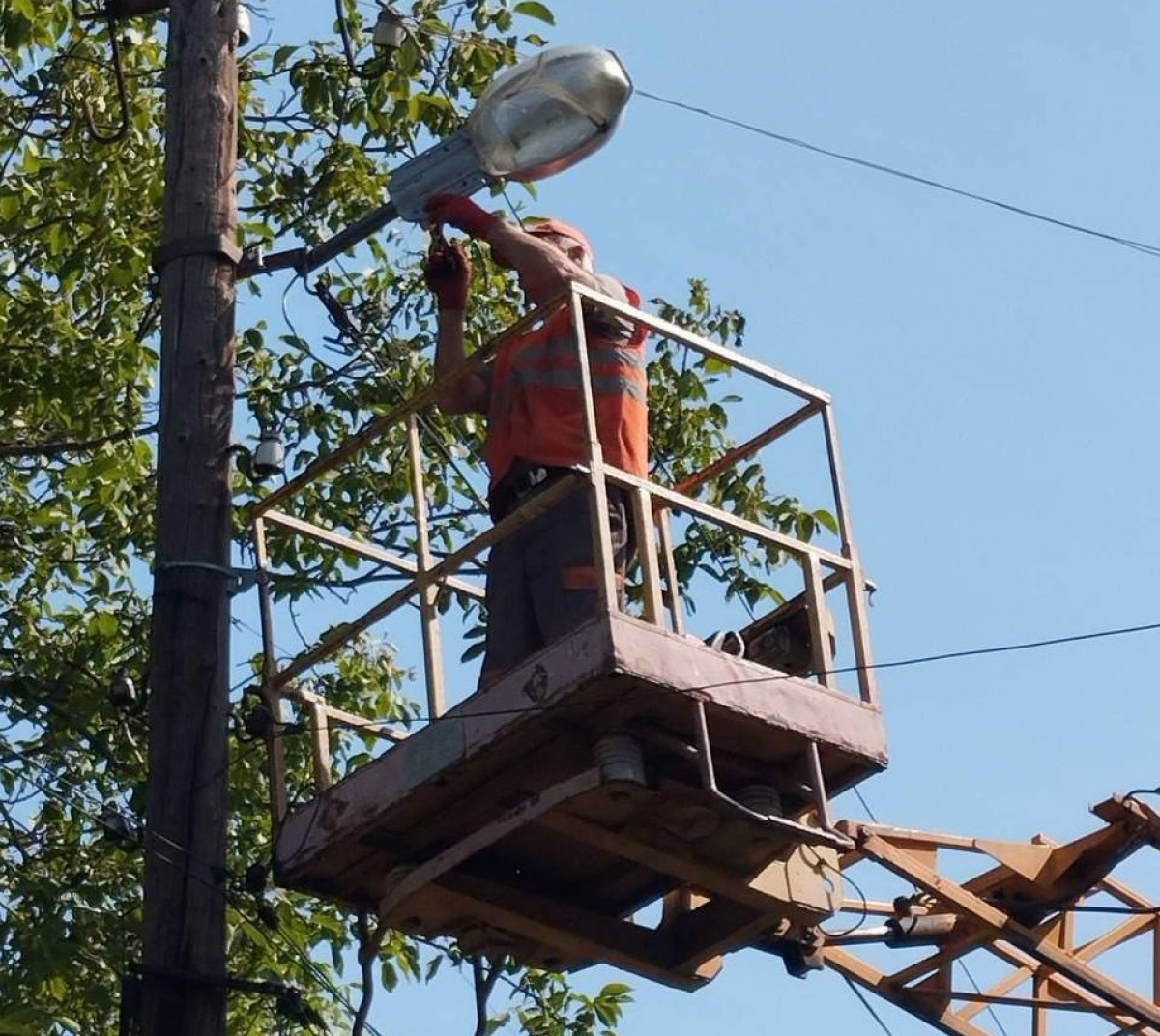 У Краматорську знову освітлюватимуть вулиці у вечірній час. Фото: КП «Міськсвітло»