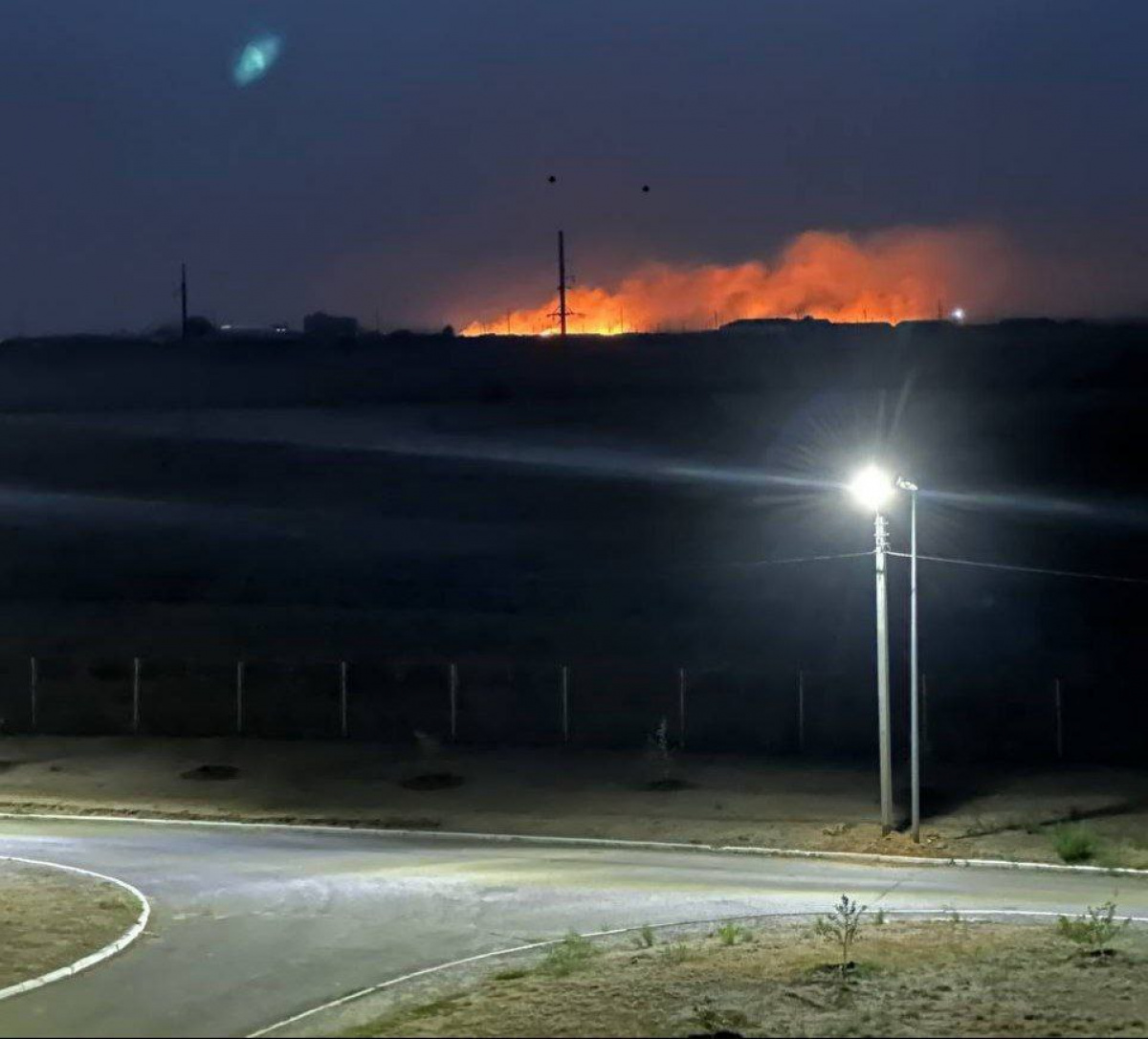 Из-за атаки беспилотников на военном аэродроме в Волгоградской области РФ возник пожар. Фото: ASTRA