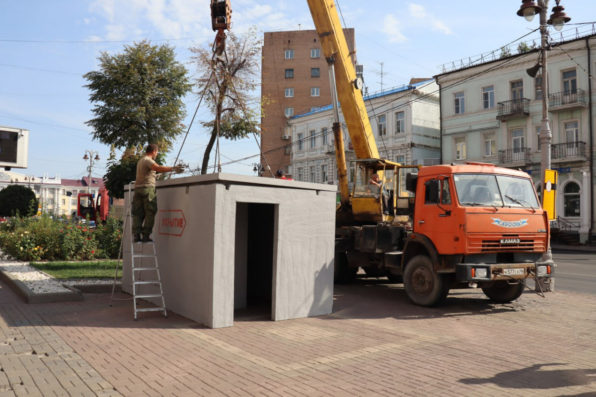 В российском Курске начали устанавливать железобетонные укрытия. Фото: Алексей Смирнов/Telegram