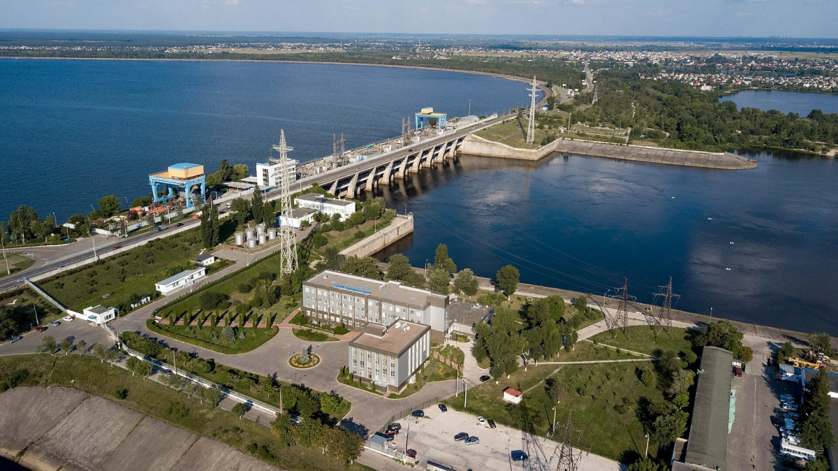 Через ранкову атаку росіян було обмежено проїзд дамбою Київської ГЕС. Фото: Вікіпедія 