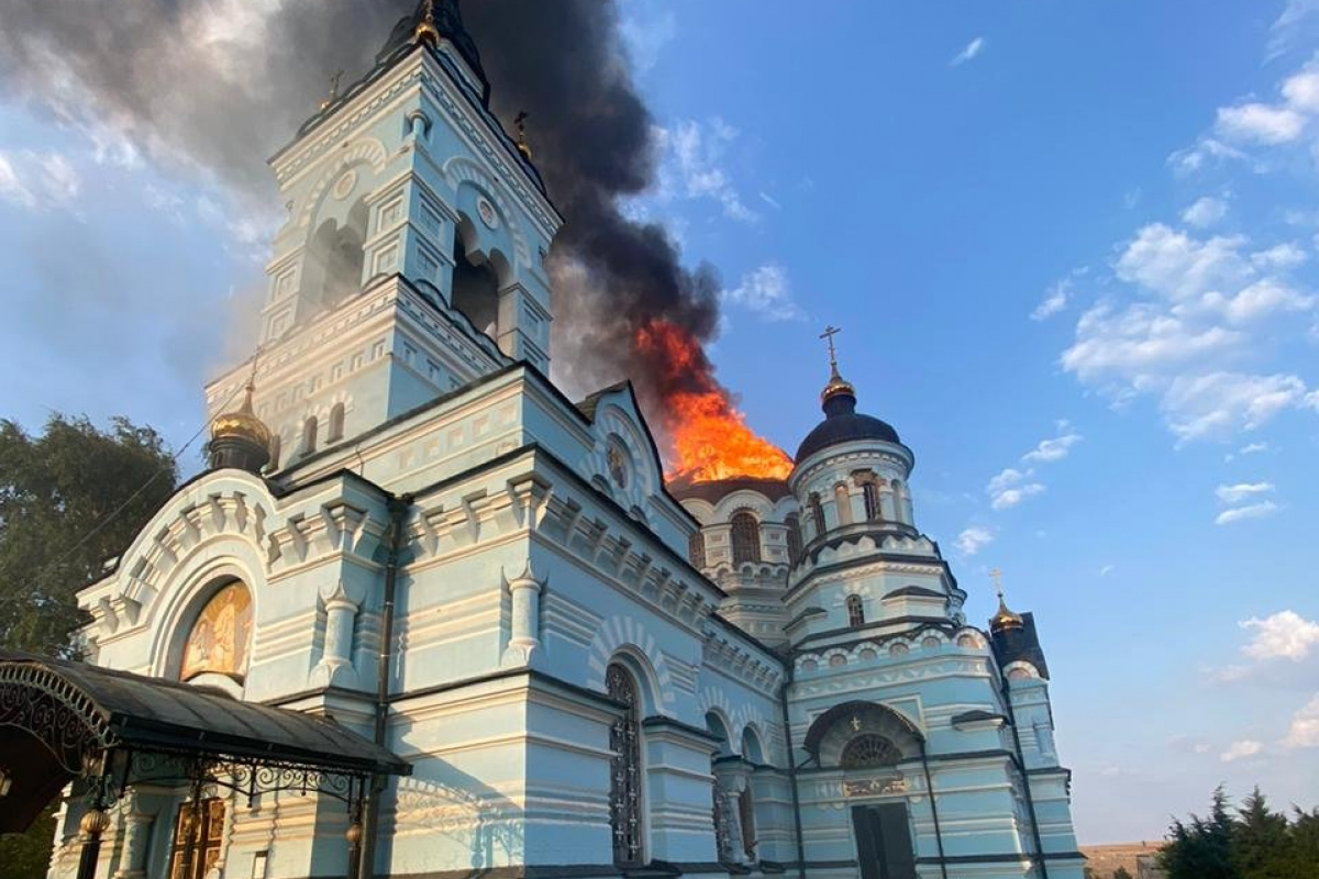 Масштабный пожар в храме после обстрела Новоэкономического на Донетчине. Фото: ГСЧС