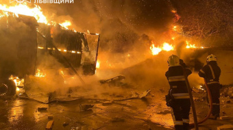 Во Львовской области обломки БпЛА подожгли четыре грузовых фуры. Фото: ГСЧС Львовской области 