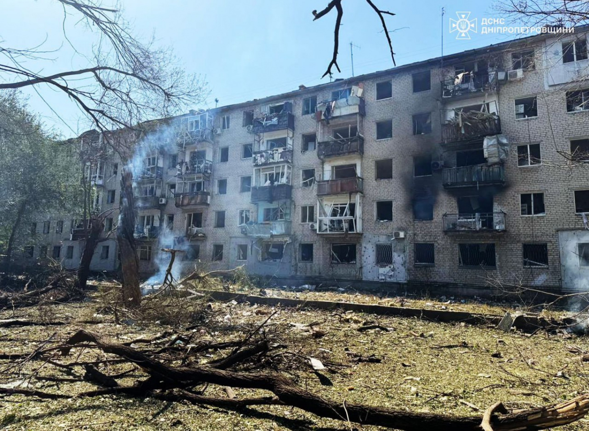 Наслідки ракетного удару по Павлограду. Фото: ДСНС