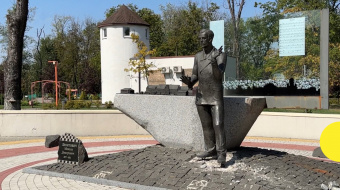 Памятник Николаю Леонтовичу в Покровске перевезут в Винницу. Фото: Суспільне Донбас