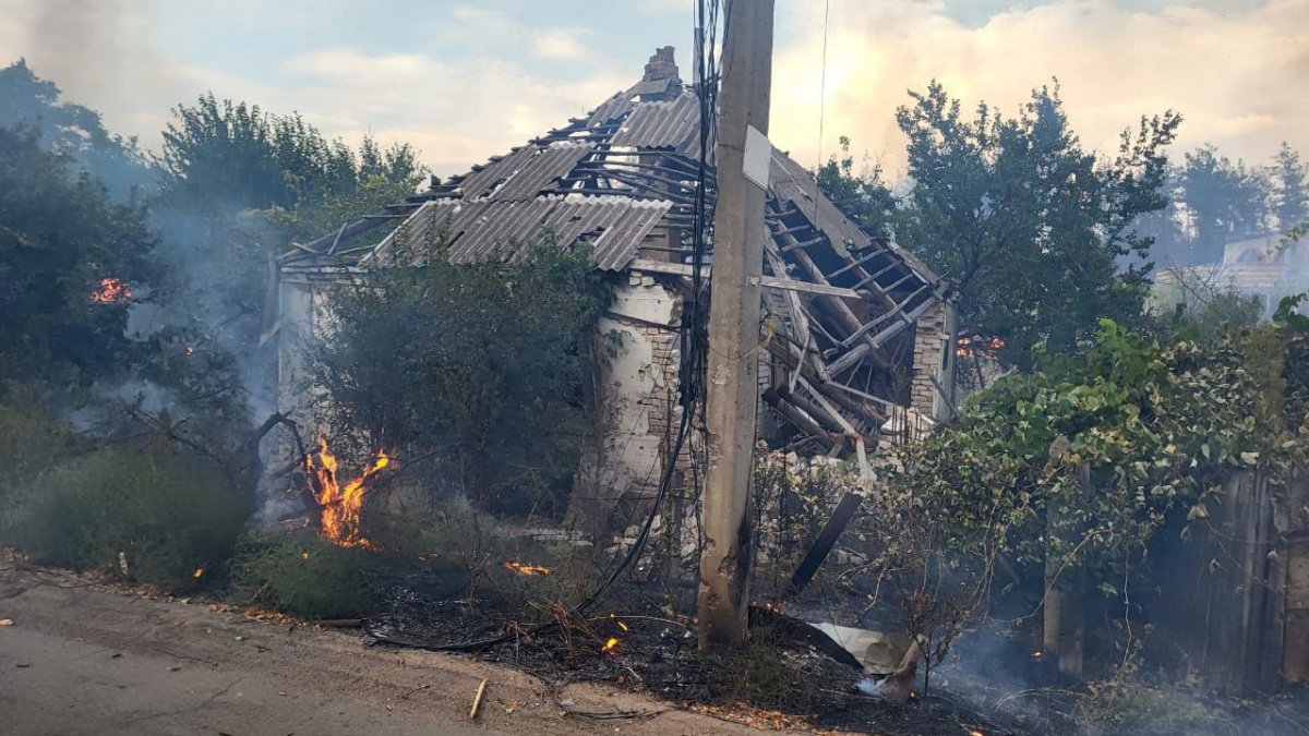 Наслідки російського обстрілу в одному із населених пунктів Донецької області. Фото: ОВА