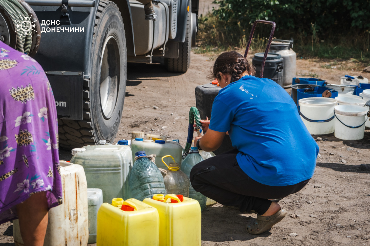 Підвезли воду до Костянтинівки. Фото: ДСНС 