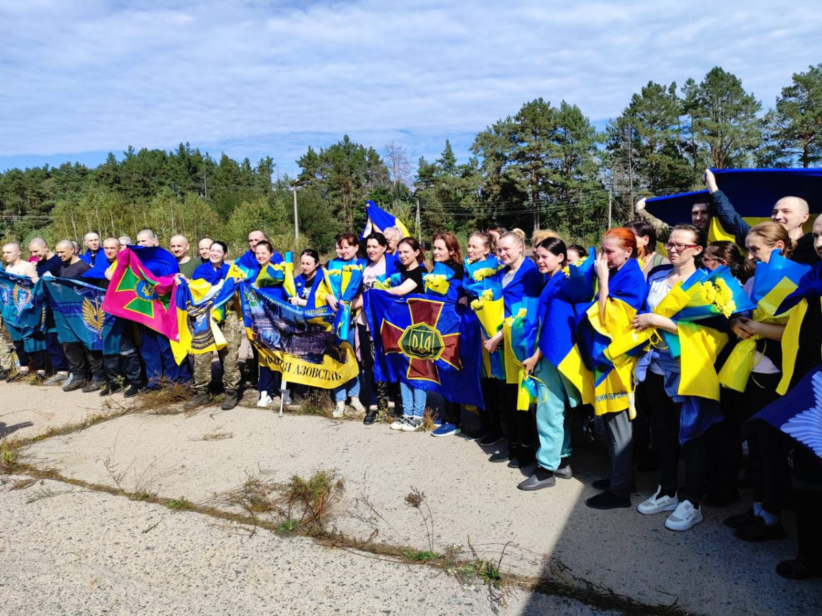 Звільнені з полону українські військові та цивільні. Фото: особиста сторінка голови ОПУ Андрія Єрмака у Телеграм