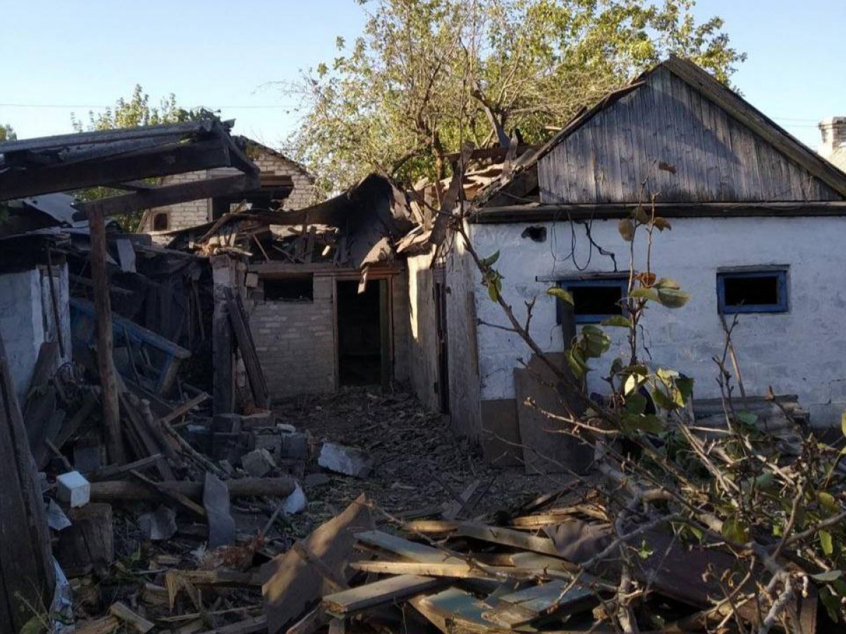 Наслідки російського обстрілу в одному із населених пунктів Донецької області. Фото: ОВА