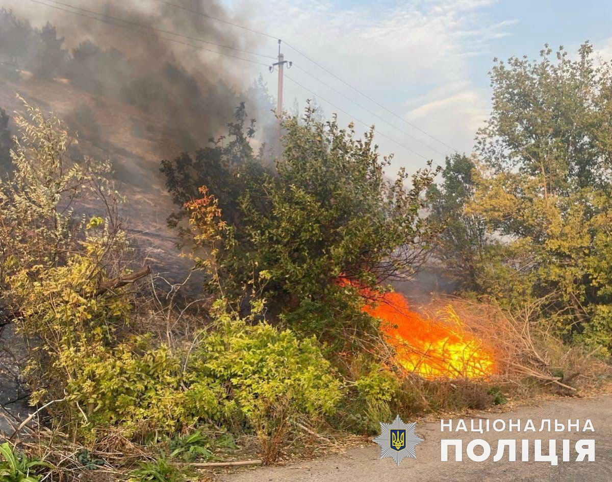 Пожежа на околиці Краматорська була спричинена вибухом російської авіабомби. Фото: Нацполіція 