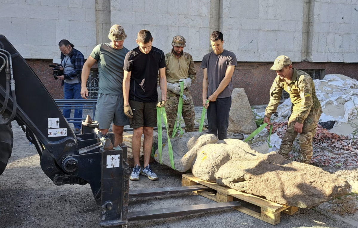 З Покровського району до Дніпра евакуювали стародавню кам'яну бабу