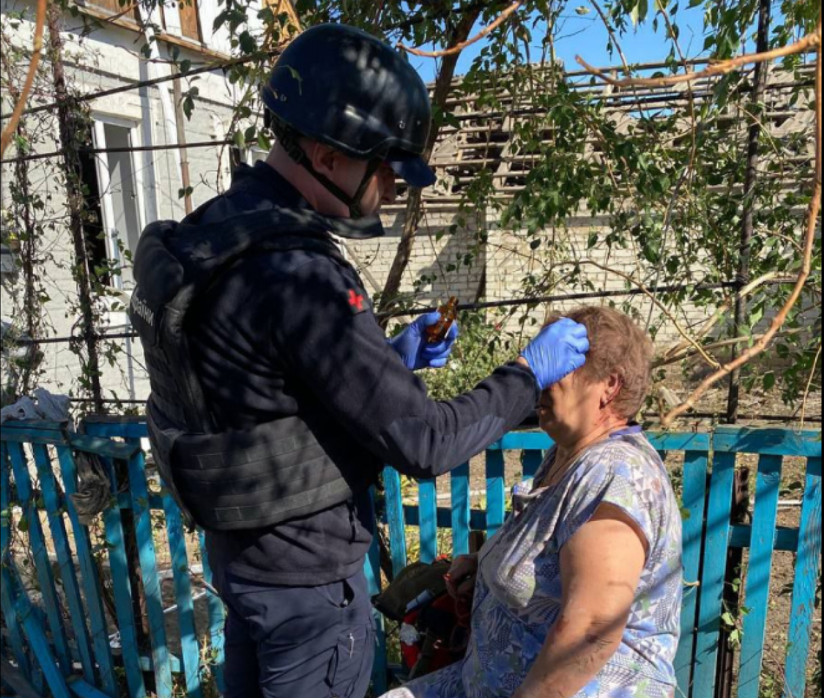 В Покровском районе спасатели деблокировали пострадавшую из-под завалов. Фото: ГСЧС 