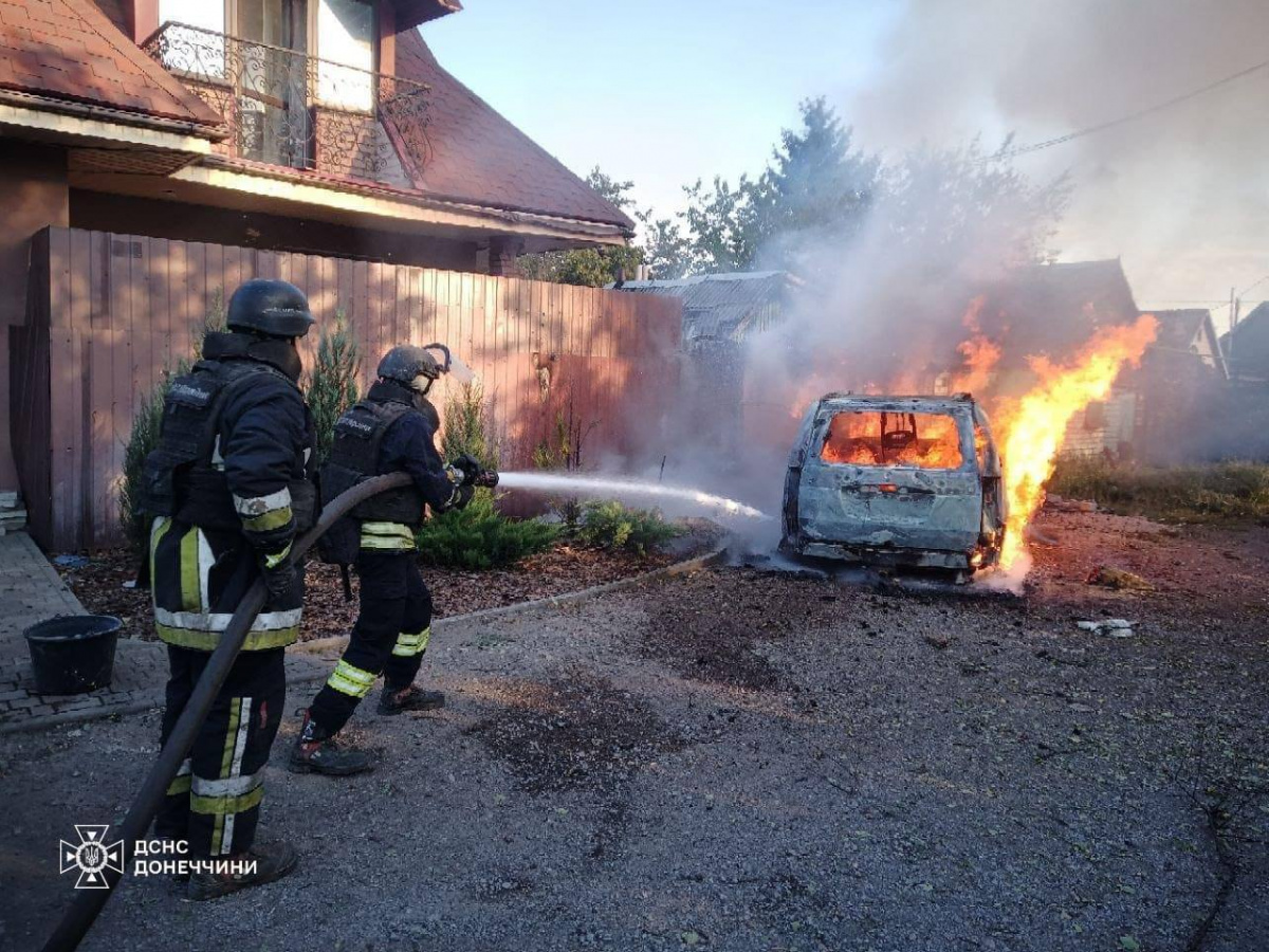 Рятувальники ліквідували пожежі внаслідок обстрілу. Фото: Покровська ГВА