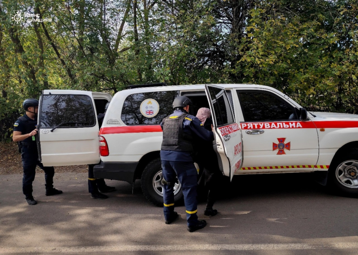 Рятувальники евакуювали дітей та літніх людей із двох районів Сумщини. Фото: ДСНС України