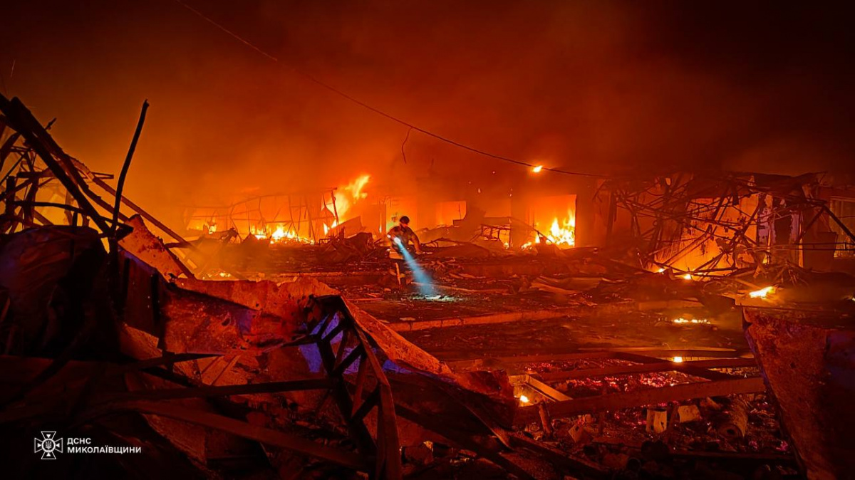 Россияне атаковали Николаев. Фото: ГСЧС 