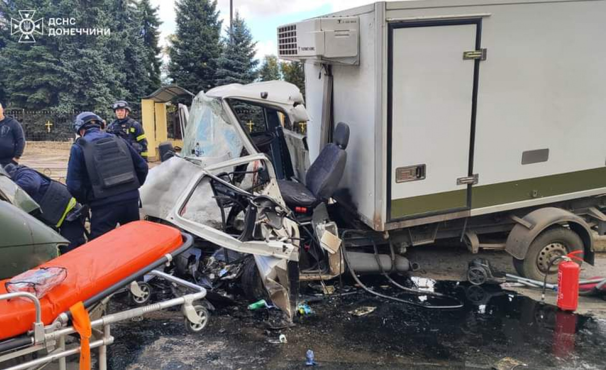 У Дружківці з понівічіого авто співробітники ДСНС врятували чоловіка. Фото: ДСНС у Донецькій області