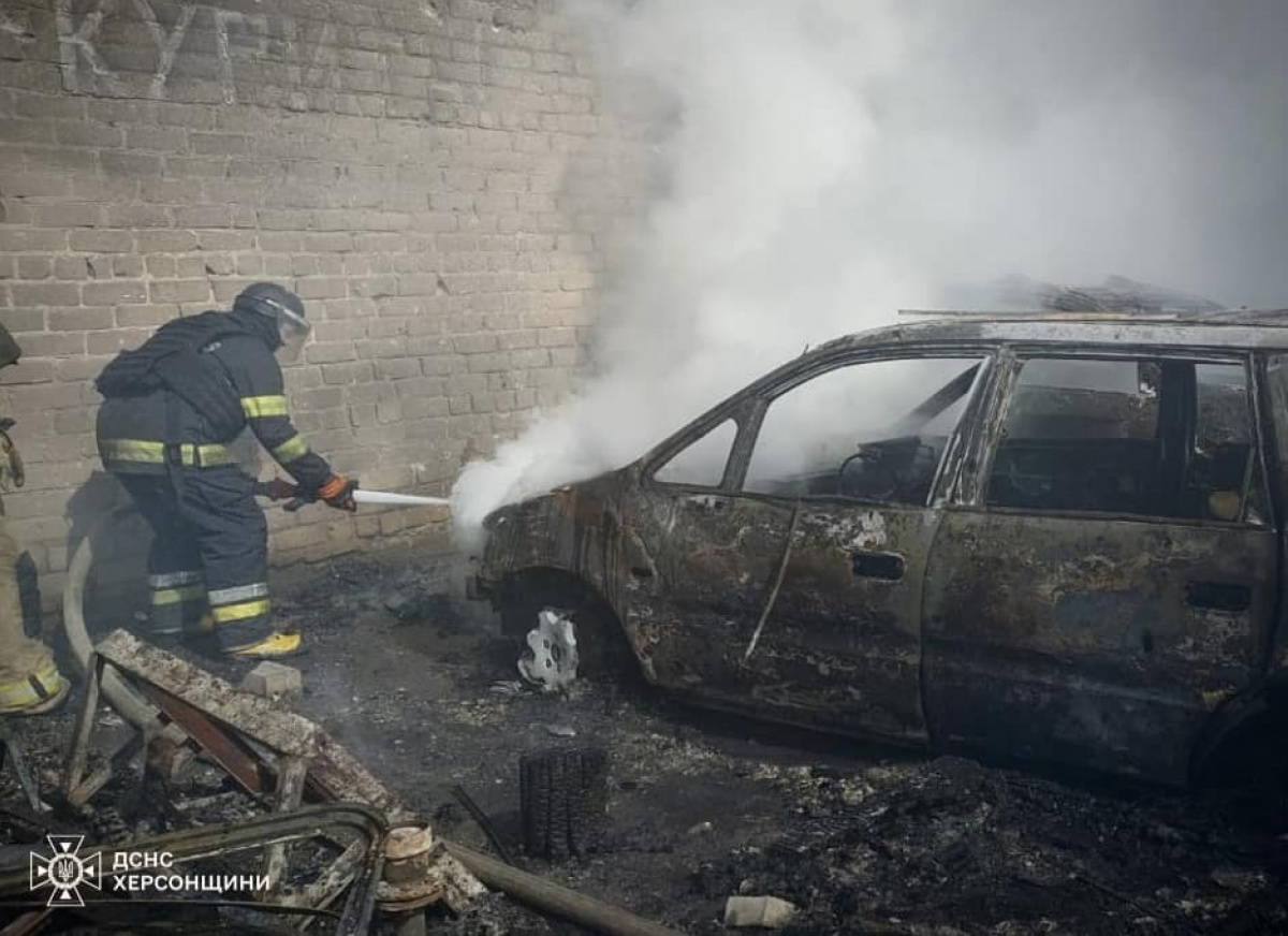 Оккупанты сбрасывают взрывчатку на автомобили, включая «скорые». Фото: ГСЧС Херсонщины