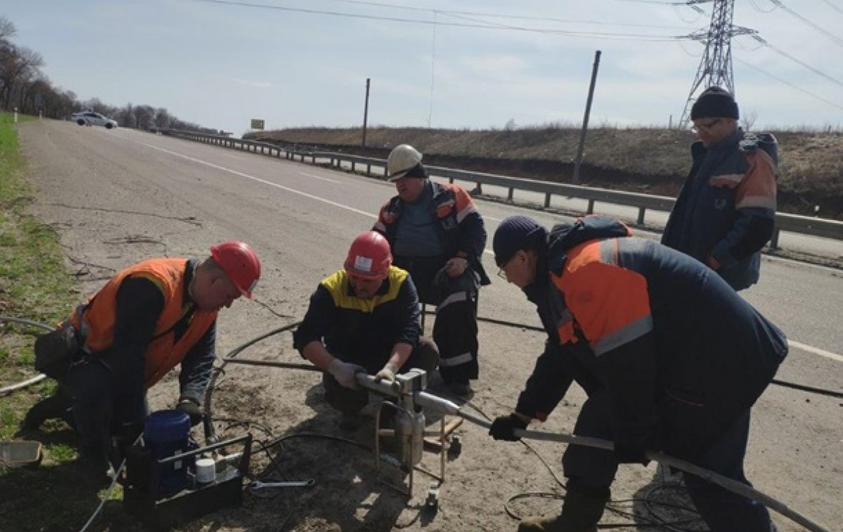 Українські енергетики усувають наслідки атак армії РФ по енергетичних об'єктах. Фото: Укренерго