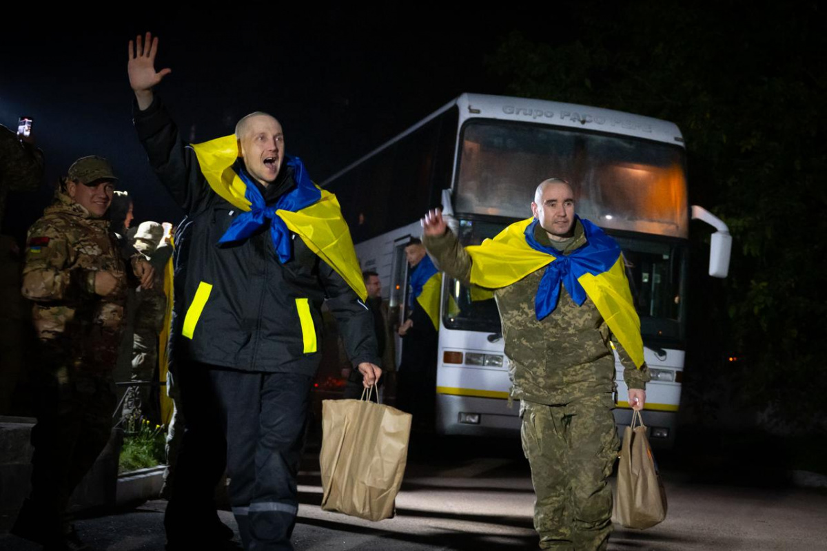 95 українських військових повернулися додому з полону. Фото: пресслужба президента України