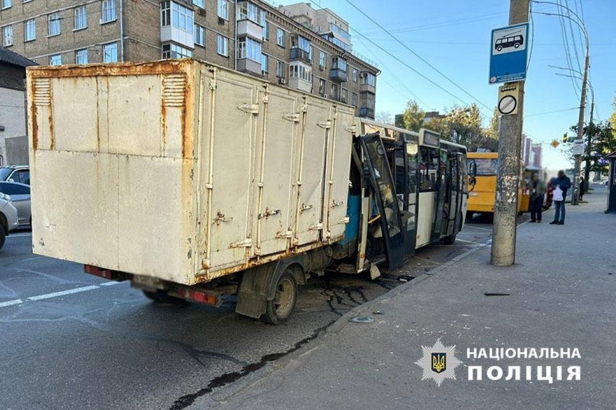 В Киеве «Газель» врезалась в маршрутку: погибла женщина, 5 раненых. Фото: Нацполиция