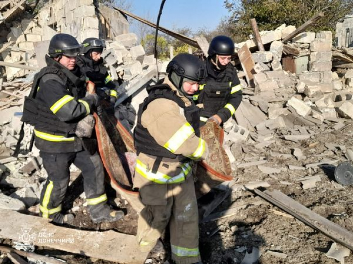 Спасатели достали тело погибшей женщины из-под завалов частного жилого дома в селе Янтарное. Фото: ГСЧС